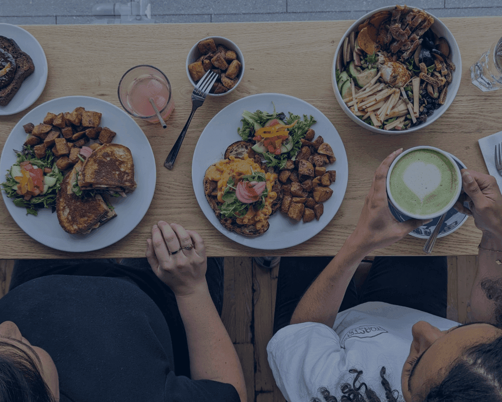Table de brunch vue du dessus, t-shirt Toasteur