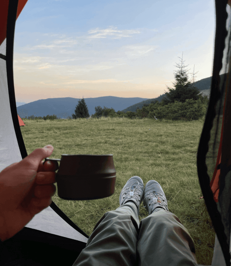 Vue depuis une tente sur un paysage de montagne