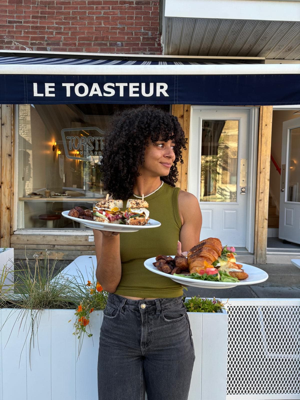 Brunch tenu devant l'enseigne Le Toasteur Villeray